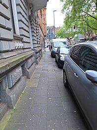 Autos parken auf dem Gehweg.