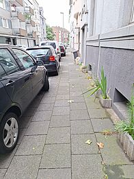 Autos parken auf dem Gehweg.