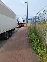 LKWs parken den Gehweg zu.
