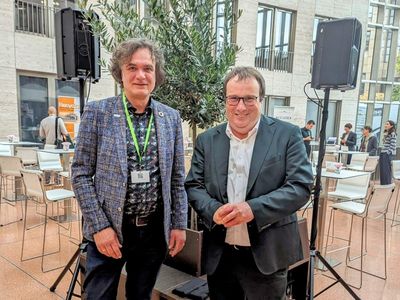 Minister Oliver Krischer begrüßt die Wanderbaumallee beim SUMMIT der Umweltwirtschaft NRW 2023