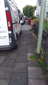 Auto parkt Gehweg zu