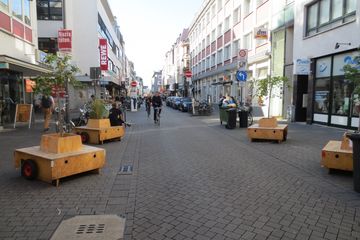 Ende der Fußgängerzone Höhe Dagobertstraße mit Wanderbaumallee