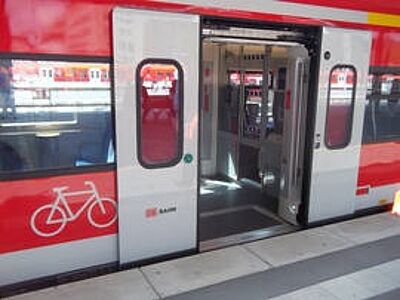 Offene Türen einer S-Bahn