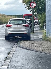 EIn Auto parkt den Gehweg zu.