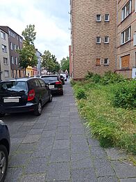 Autos parken auf dem Gehweg.