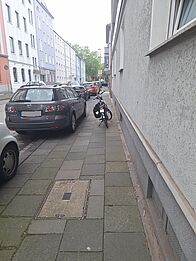 Autos parken auf dem Gehweg.