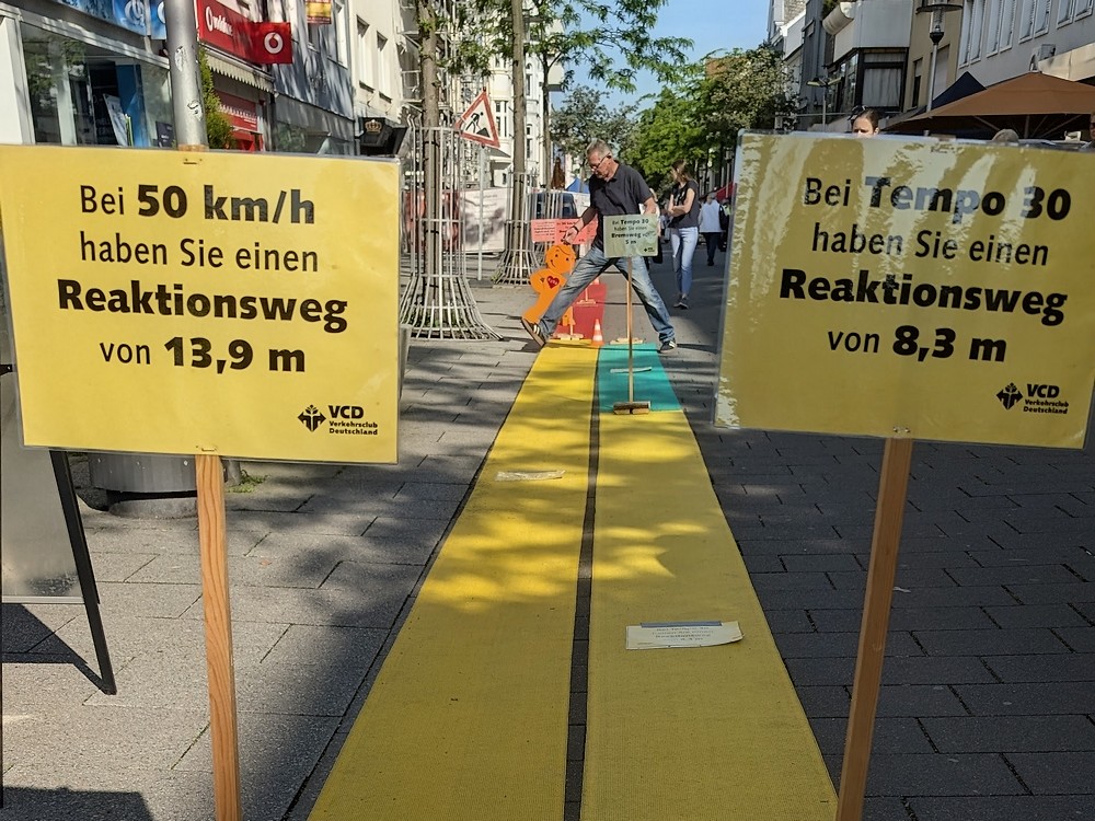 Tempo 50 / Tempo 30 Teppich auf der Hauptstraße in Arnsberg-Neheim