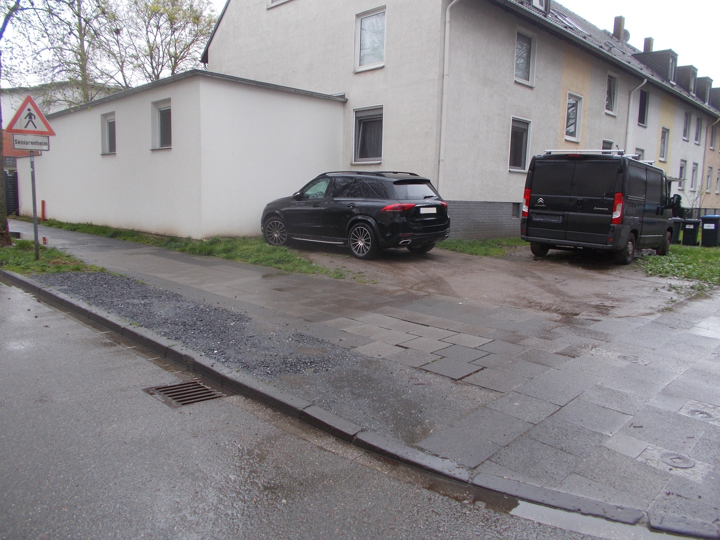 Überfahrener Gehweg und Grünstreifen