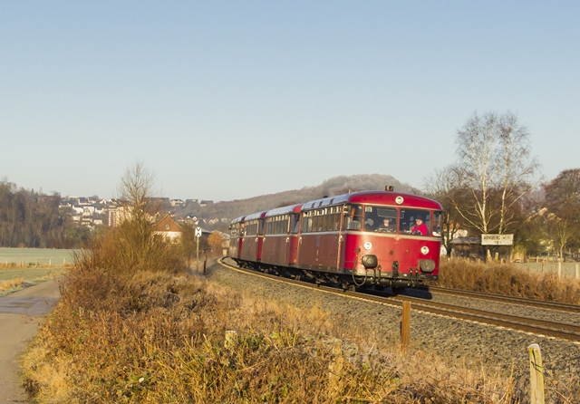 roter vierteiliger Schienenbus bei Arnsberg-Uentrop am 3.12.2016