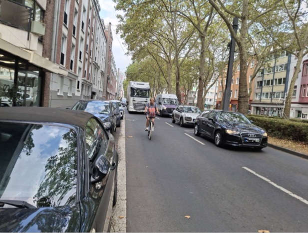 Radfahrer vor einem LKW auf der Luxemburger Straße